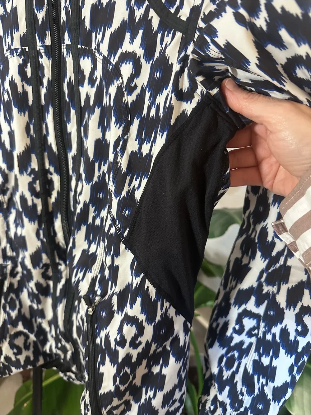 Lululemon Downtime Jacket Sprinkler Ikat Blue White Size 4 Rare